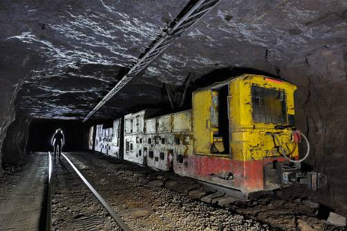 Des locomotives dans une mine de fer