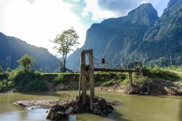 Pont effondré sur la rivière nam fuang